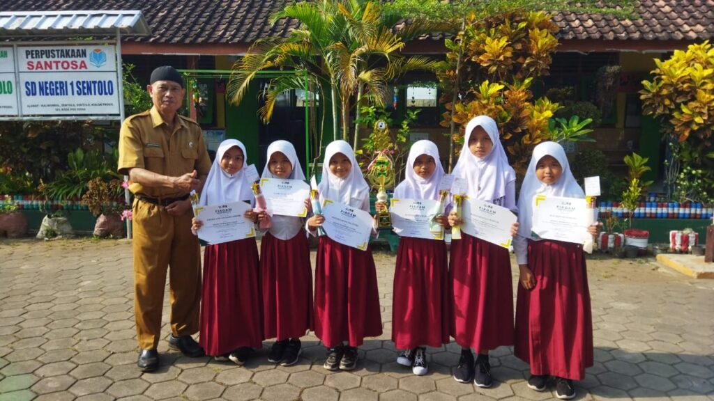 Kepala Sekolah beserta Barung Putri SDN 1 Sentolo yang meraih Juara III Barung Terkompak